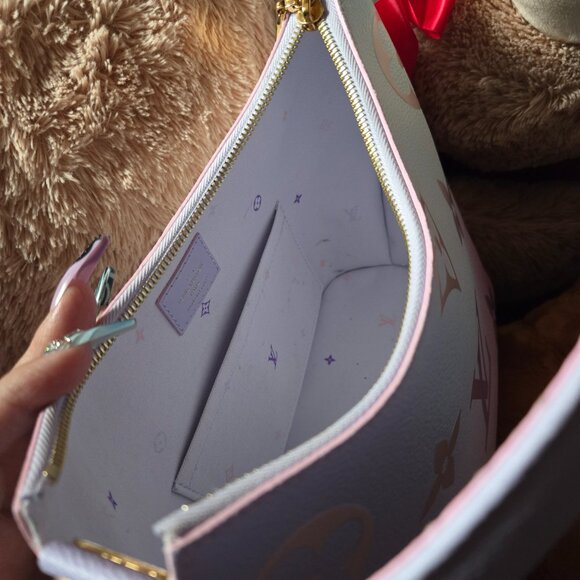 Pristine Louis Vuitton marshmallow sunrise in the city - Picture 7 of 11